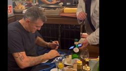 VIDEO / Vieri a pranzo autografa una maglia dell’Inter: il siparietto col tifoso
