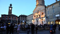 Reggiana, flash mob della disperazione: tifosi in piazza. E spunta un possibile acquirente