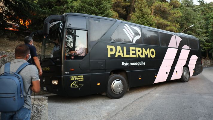 Il pullman del Palermo a Petralia Sottana (Credit Palermo FC) 