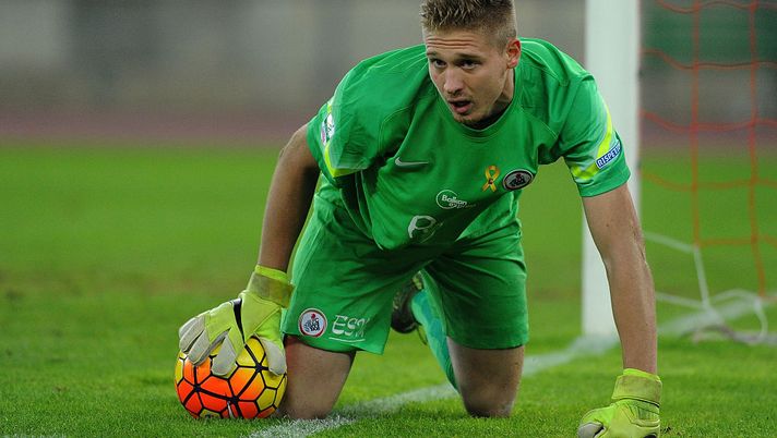 BARI, ITALY - NOVEMBER 24:  Goalkeeper of AS Bari Stefano Gori in action during a preseason tournament between FC Internazionale, AC Milan and AS Bari at Stadio San Nicola on November 24, 2015 in Bari, Italy.  (Photo by Pier Marco Tacca - Inter/Inter via Getty Images) 