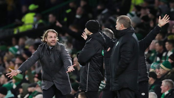 GLASGOW, SCOTLAND - DECEMBER 02: Hearts manager Robbie Neilson reacts during the Cinch Scottish Premiership match between Celtic FC and Heart of Midlothian at on December 02, 2021 in Glasgow, Scotland. (Photo by Ian MacNicol/Getty Images) VERSO IL DERBY DI EDIMBURGO