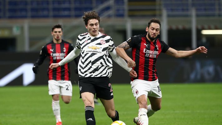 Hakan Calhanoglu (centrocampista AC Milan), qui contro Victor Lindelöf in Milan-Manchester United 0-1 (Europa League 2020-2021) | News (Getty Images) Hakan Calhanoglu (centrocampista AC Milan), qui contro Victor Lindelöf in Milan-Manchester United 0-1 (Europa League 2020-2021) | News (Getty Images)