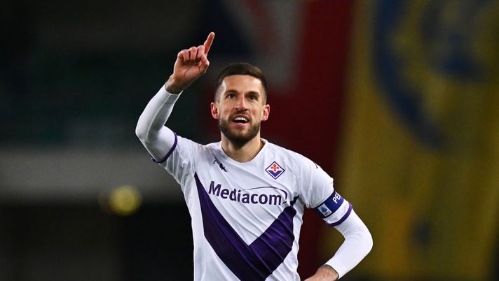 VERONA, ITALY - FEBRUARY 27: Cristiano Biraghi of ACF Fiorentina celebrates after scoring the team's third goal during the Serie A match between Hellas Verona and ACF Fiorentina at Stadio Marcantonio Bentegodi on February 27, 2023 in Verona, Italy. (Photo by Alessandro Sabattini/Getty Images) Fiorentina, Biraghi esaltato da Gazzetta: super voto per il gol da centrocampo - immagine 1