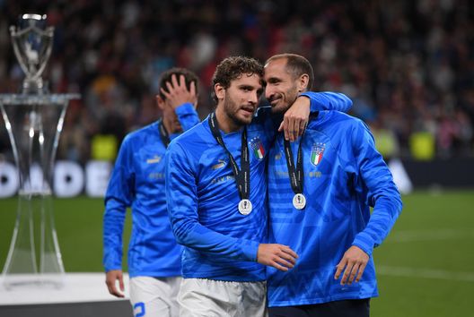 LONDON, ENGLAND - JUNE 01: Manuel Locatelli embraces Giorgio Chiellini of Italy after their sides defeat during the 2022 Finalissima match between Italy and Argentina at Wembley Stadium on June 01, 2022 in London, England. (Photo by Mike Hewitt/Getty Images) Chiellini: “Dobbiamo pensare a ripartire, le batoste serviranno per crescere” - immagine 1