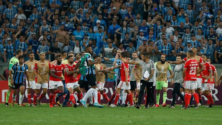 La rissa del derby di Porto Alegre 