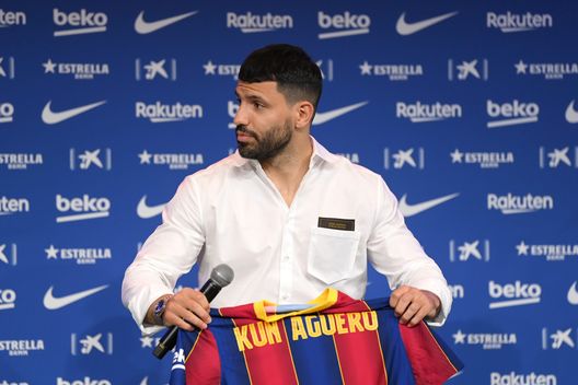 BARCELONA, SPAIN - MAY 31: Sergio Aguero holds a FC Barcelona shirt up as he is presented as a Barcelona player at the Camp Nou Stadium on May 31, 2021 in Barcelona, Spain. (Photo by David Ramos/Getty Images) BARCELONA, SPAIN - MAY 31: Sergio Aguero holds a FC Barcelona shirt up as he is presented as a Barcelona player at the Camp Nou Stadium on May 31, 2021 in Barcelona, Spain. (Photo by David Ramos/Getty Images)