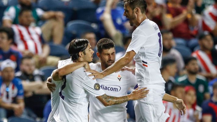 ACF Fiorentina forward Riccardo Sottil (back left) celebrates with teammates after scoring against Chivas de Guadalajara during their 2019 International Champions Cup football match at SeatGeek Stadium in Bridgeview, Illinois, July 16, 2019. (Photo by KAMIL KRZACZYNSKI / AFP) (Photo credit should read KAMIL KRZACZYNSKI/AFP/Getty Images) Segna Sottil, il ruolo di Boateng, bene Chiesa, entra Lirola: l’1-0 della Fiorentina - immagine 1