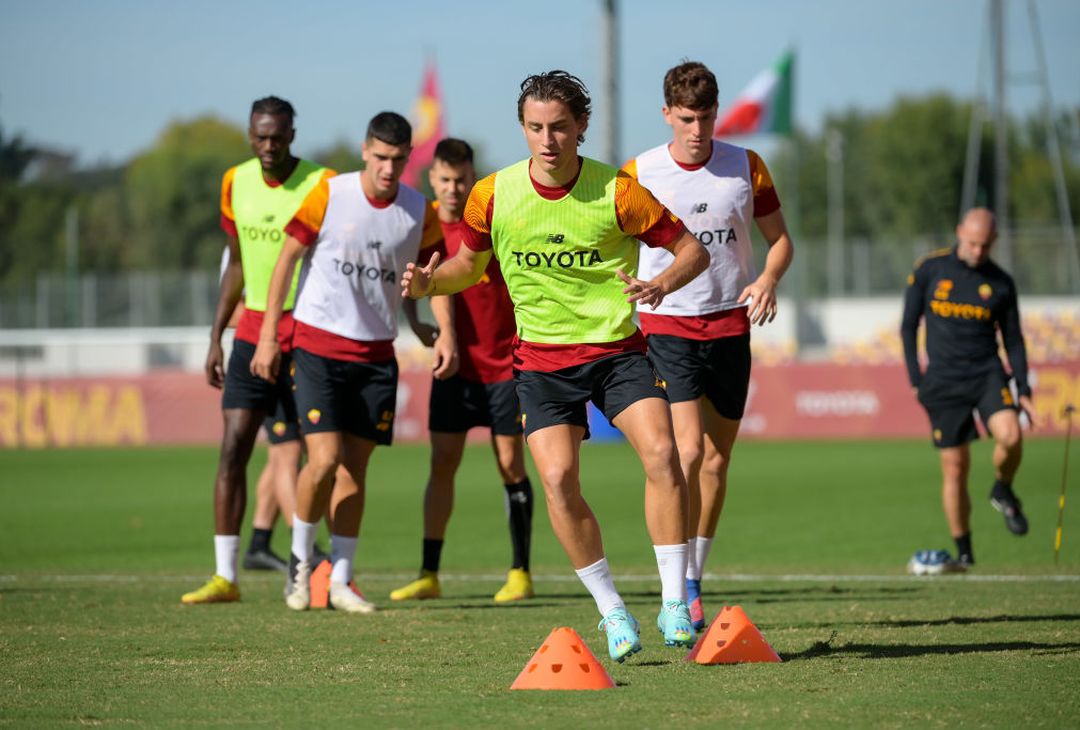 Mattinata di lavoro per la Roma in vista del Betis – FOTO GALLERY - immagine 5