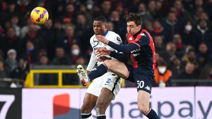 Inter Milan's Dutch midfielder Denzel Dumfries (L) with Genoa's Italian midfielder Andrea Cambiaso during the Serie A football match between Genoa and Inter Milan at The Luigi Ferraris Stadium in Genoa on February 25, 2022. (Photo by Vincenzo PINTO / AFP) (Photo by VINCENZO PINTO/AFP via Getty Images) Juve, Cambiaso è a un passo: affare in via di definizione col Genoa, la contropartita… - immagine 1