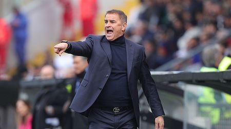 LA SPEZIA, ITALY - MARCH 05: Leonardo Semplici manager of Spezia Calcio gestures during the Serie A match between Spezia Calcio and Hellas Verona at Stadio Alberto Picco on March 5, 2023 in La Spezia, Italy. (Photo by Gabriele Maltinti/Getty Images)