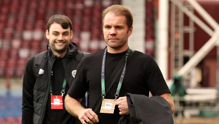 EDINBURGH, SCOTLAND - SEPTEMBER 08: Robbie Neilson, Manager of Heart of Midlothian arrives at the stadium prior to the UEFA Europa Conference League group A match between Heart of Midlothian and Istanbul Basaksehir at Tynecastle Park on September 08, 2022 in Edinburgh, Scotland. (Photo by Ian MacNicol/Getty Images) Hearts, Neilson avverte i suoi: “Niente rossi. O contro i migliori sei nei guai” - immagine 1