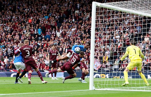 GLASGOW, SCOTLAND - MAY 21: Joe Aribo of Rangers has a shot blocked by Craig Halkett of Heart of Midlothian during the Scottish Cup Final match between Rangers and Heart of Midlothian at Hampden Park on May 21, 2022 in Glasgow, Scotland. (Photo by Ian MacNicol/Getty Images) Halkett, difensore Hearts: “Fiorentina squadra forte. In casa dobbiamo vincere”- immagine 2