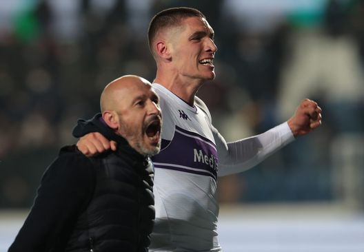 BERGAMO, ITALY - FEBRUARY 10: Nikola Milenkovic of ACF Fiorentina celebrates victory with his coach Vincenzo Italiano at the end of the Coppa Italia match between Atalanta BC and ACF Fiorentina at Gewiss Stadium on February 10, 2022 in Bergamo, Italy. (Photo by Emilio Andreoli/Getty Images) Il Chelsea bussa alle porte dell’Inter: due cessioni e poi tutto su Milenkovic- immagine 2