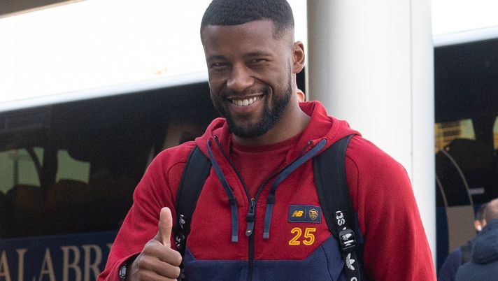 Getty Images Roma, partenza per Salisburgo: Wijnaldum sorride, c’è Karsdorp. Applausi per Mou - immagine 1