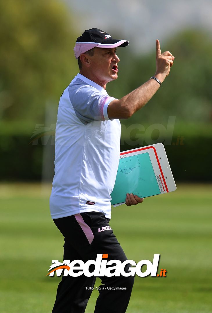  PALERMO, ITALY - APRIL 24: Delio Rossi leads a training session as new Head Coach of US Citta' di Palermo at Tenente Carmelo Onorato Sports Center on April 24, 2019 in Palermo, Italy. (Photo by Tullio M. Puglia/Getty Images) 