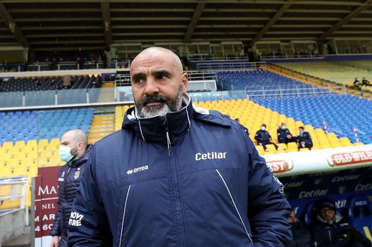 PARMA, ITALY - DECEMBER 06: Fabio Liverani manager of Parma Calcio looks on during the Serie A match between Parma Calcio and Benevento Calcio at Stadio Ennio Tardini on December 6, 2020 in Parma, Italy. (Photo by Gabriele Maltinti/Getty Images) Liverani spinge il Cagliari: “Competitivi sin dall’inizio, a fine mercato squadra completa”- immagine 2