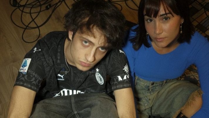 L’uomo del derby torna a Sanremo: Sangiovanni con la quarta maglia del Milan - immagine 1