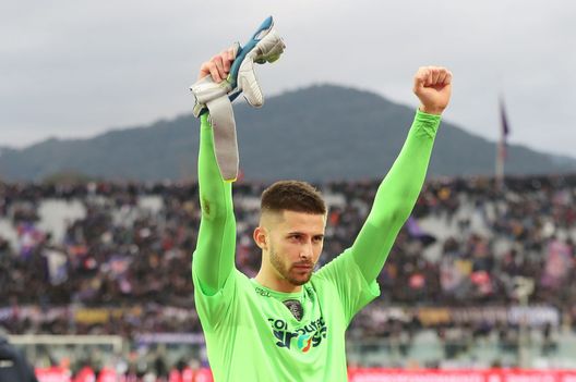 FLORENCE, ITALY - FEBRUARY 19: Guglielmo Vicario goalkeeper of Empoli FC greets the fans after the Serie A match between ACF Fiorentina and Empoli FC at Stadio Artemio Franchi on February 19, 2023 in Florence, Italy. (Photo by Gabriele Maltinti/Getty Images) La maledizione dei rigori: c’è anche Jovic. Vicario è davvero un rimpianto!- immagine 2