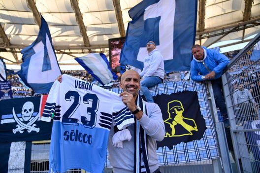 Juan Sebastian Veron sotto la Curva Nord Juan Sebastian Veron sotto la Curva Nord