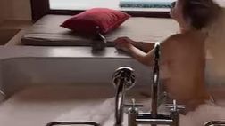 VIDEO / Wanda Nara hot alle Maldive: mini bikini ed estremo relax