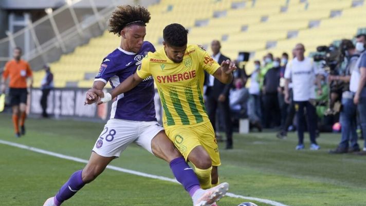 Toulouse's French forward Janis Antiste (L) vies for the ball with Nantes' French midfielder Ludovic Blas during the playoff football match between Nantes (FC Nantes) and Toulouse (TFC) at La Beaujoire stadium in Nantes, western France on May 30, 2021. (Photo by Sebastien SALOM-GOMIS / AFP) (Photo by SEBASTIEN SALOM-GOMIS/AFP via Getty Images) Spezia, preso il gioiello Antiste: è in arrivo entro 24 ore, visite e colpo da 4,5 milioni - immagine 1