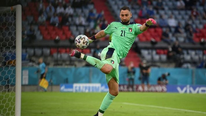 Italy's goalkeeper Gianluigi Donnarumma in action during the UEFA EURO 2020 quarter-final football match between Belgium and Italy at the Allianz Arena in Munich on July 2, 2021. (Photo by Matthias Hangst / POOL / AFP) (Photo by MATTHIAS HANGST/POOL/AFP via Getty Images) Donnarumma: “L’estate più strana della mia vita! De Bruyne? Questa è la parata top della carriera” - immagine 1