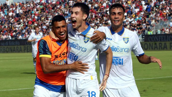 CAGLIARI, ITALY - OCTOBER 29: Matias Soulè of Frosinone celebrates his goal with the team-mates during the Serie A TIM match between Cagliari Calcio and Frosinone Calcio at Sardegna Arena on October 29, 2023 in Cagliari, Italy. (Photo by Enrico Locci/Getty Images) Voti fantacalcio: Pavoletti show, Soulé super! Promosso Reinier, flop Jankto - immagine 1