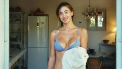 Belen Rodriguez, lo scatto rubato è hot: la showgirl in casa è più sexy che mai