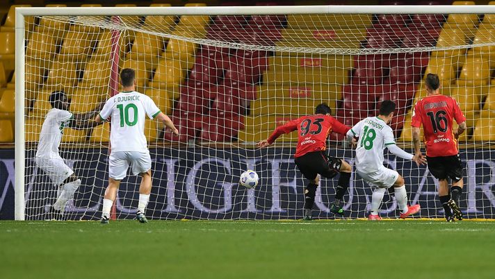BENEVENTO, ITALY - APRIL 12: Jeremie Boga of U.S. Sassuolo Calcio cross the ball, leading to an own goal scored by Federico Barba of Benevento Calcio during the Serie A match between Benevento Calcio and US Sassuolo at Stadio Ciro Vigorito on April 12, 2021 in Benevento, Italy. Sporting stadiums around Italy remain under strict restrictions due to the Coronavirus Pandemic as Government social distancing laws prohibit fans inside venues resulting in games being played behind closed doors. (Photo by Francesco Pecoraro/Getty Images) BENEVENTO, ITALY - APRIL 12: Jeremie Boga of U.S. Sassuolo Calcio cross the ball, leading to an own goal scored by Federico Barba of Benevento Calcio during the Serie A match between Benevento Calcio and US Sassuolo at Stadio Ciro Vigorito on April 12, 2021 in Benevento, Italy. Sporting stadiums around Italy remain under strict restrictions due to the Coronavirus Pandemic as Government social distancing laws prohibit fans inside venues resulting in games being played behind closed doors. (Photo by Francesco Pecoraro/Getty Images)