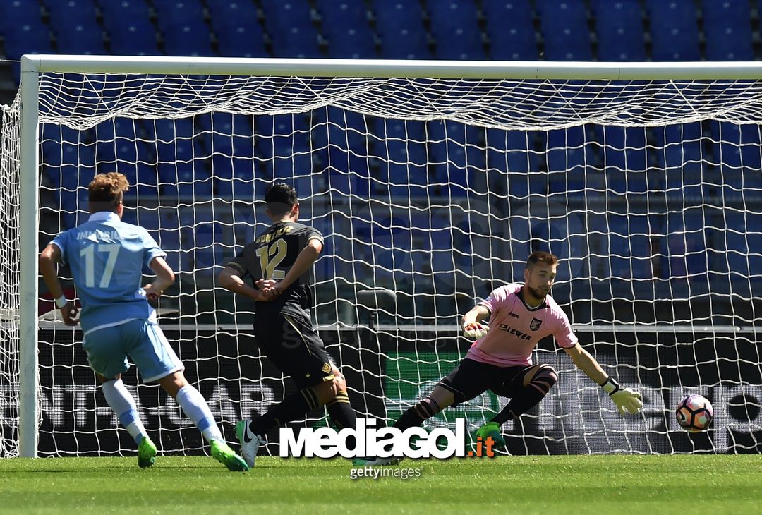  ROME, ITALY - APRIL 23: Ciro Immobile of Lazio scores his team's second goal during the Serie A match between SS Lazio and US Citta di Palermo at Stadio Olimpico on April 23, 2017 in Rome, Italy.  (Photo by Tullio M. Puglia/Getty Images) 