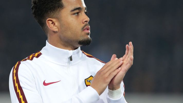 BERGAMO, ITALY - FEBRUARY 15: Justin Kluivert of AS Roma applaudes during the Serie A match between Atalanta BC and AS Roma at Gewiss Stadium on February 15, 2020 in Bergamo, Italy. (Photo by Emilio Andreoli/Getty Images) Sky: “Roma, altre due cessioni in arrivo: Kluivert è a un passo dal Nizza” - immagine 1
