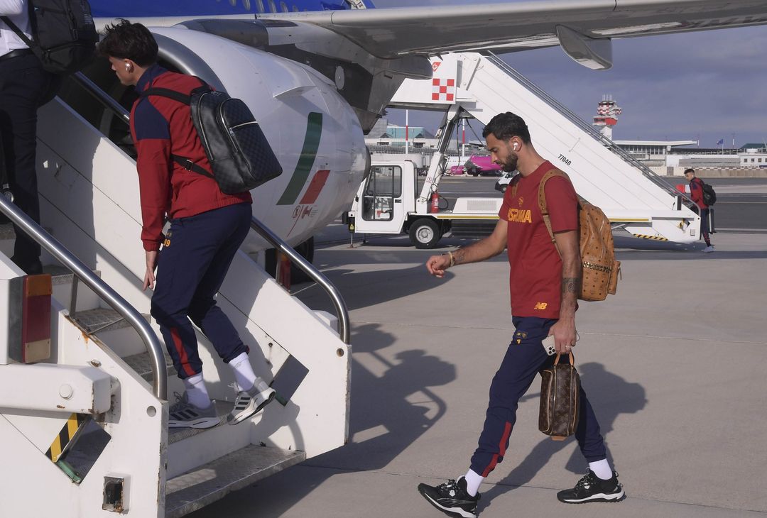 La Roma in partenza per Milano: domani la sfida con l’Inter – FOTO GALLERY - immagine 17