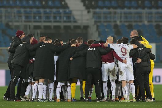  BERGAMO, ITALY - FEBRUARY 06: Players and staff of Torino FC huddle after the Serie A match between Atalanta BC and Torino FC at Gewiss Stadium on February 06, 2021 in Bergamo, Italy. Sporting stadiums around Italy remain under strict restrictions due to the Coronavirus Pandemic as Government social distancing laws prohibit fans inside venues resulting in games being played behind closed doors. (Photo by Emilio Andreoli/Getty Images) 
