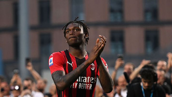 REGGIO NELL'EMILIA, ITALY - MAY 22: Rafael Leao of AC Milan celebrates after their side finished the season as Serie A champions during the Serie A match between US Sassuolo and AC Milan at Mapei Stadium - Citta' del Tricolore on May 22, 2022 in Reggio nell'Emilia, Italy. (Photo by Chris Ricco/Getty Images) Leao: “Real? Felice delle voci ma al Milan mi sento a casa e ho un contratto, rispondo così a Maldini” - immagine 1