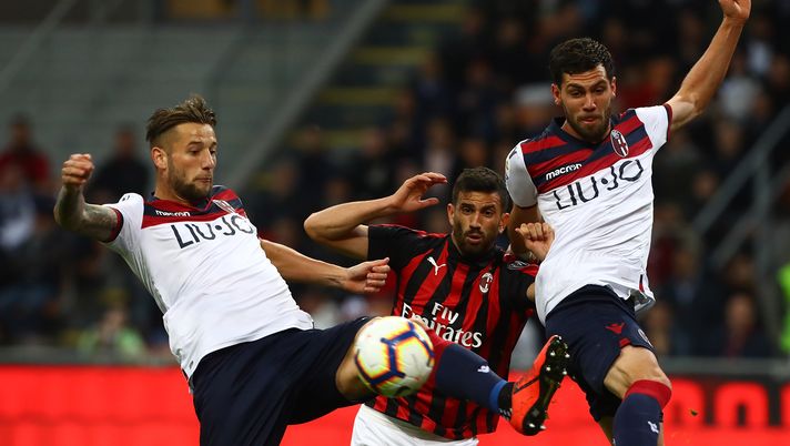 MILAN, ITALY - MAY 06:  Mateo Musacchio (C) of AC Milan competes for the ball with Mitchell Dijks (L) and Arturo Calabresi (R) of Bologna FC during the Serie A match between AC Milan and Bologna FC at Stadio Giuseppe Meazza on May 6, 2019 in Milan, Italy.  (Photo by Marco Luzzani/Getty Images) 