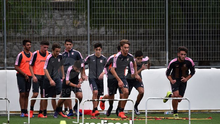 PALERMO, ITALY - NOVEMBER 16:  Players of US Citta' di Palermo juvenile team in action during a training session at Pietro Pisani sport sport center on November 16, 2016 in Palermo, Italy.  (Photo by Tullio M. Puglia/Getty Images) 