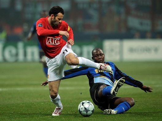 MILAN, ITALY - FEBRUARY 24: Nelson Rivas of Inter Milan tackles Ryan Giggs of Manchester United during the UEFA Champions League, Round of Last 16, First Leg match between Inter Milan and Manchester United at the San Siro Stadium on February 24, 2009 in Milan, Italy. (Photo by Shaun Botterill/Getty Images) I ricordi di Giggs: “A 18 anni ho chiesto la macchina aziendale a Ferguson, ma mi ha preso a parolacce…”- immagine 2