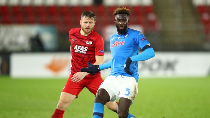 ALKMAAR, NETHERLANDS - DECEMBER 03: Tiemoue Bakayoko of S.S.C. Napoli is challenged by Fredrik Midtsjoe of Alkmaar Zaanstreek during the UEFA Europa League Group F stage match between AZ Alkmaar and SSC Napoli at AFAS-Stadium on December 03, 2020 in Alkmaar, Netherlands. Sporting stadiums around Netherlands remain under strict restrictions due to the Coronavirus Pandemic as Government social distancing laws prohibit fans inside venues resulting in games being played behind closed doors. (Photo by Dean Mouhtaropoulos/Getty Images) ALKMAAR, NETHERLANDS - DECEMBER 03: Tiemoue Bakayoko of S.S.C. Napoli is challenged by Fredrik Midtsjoe of Alkmaar Zaanstreek during the UEFA Europa League Group F stage match between AZ Alkmaar and SSC Napoli at AFAS-Stadium on December 03, 2020 in Alkmaar, Netherlands. Sporting stadiums around Netherlands remain under strict restrictions due to the Coronavirus Pandemic as Government social distancing laws prohibit fans inside venues resulting in games being played behind closed doors. (Photo by Dean Mouhtaropoulos/Getty Images)