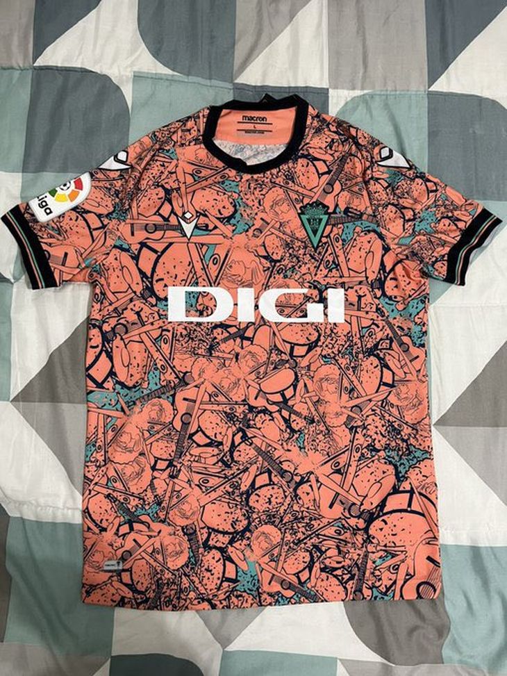 A ruba la nuova t-shirt del Cadice: è il kit di Carnevale del club andaluso- immagine 5