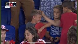 New York, espulso il giocatore dei Red Bulls per aver colpito due tifosi con il pallone