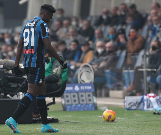 BERGAMO, ITALY - FEBRUARY 06: Duvan Zapata of Atalanta BC walk off with an injury during the Serie A match between Atalanta BC and Cagliari Calcio at Gewiss Stadium on February 06, 2022 in Bergamo, Italy. (Photo by Emilio Andreoli/Getty Images) BERGAMO, ITALY - FEBRUARY 06: Duvan Zapata of Atalanta BC walk off with an injury during the Serie A match between Atalanta BC and Cagliari Calcio at Gewiss Stadium on February 06, 2022 in Bergamo, Italy. (Photo by Emilio Andreoli/Getty Images)