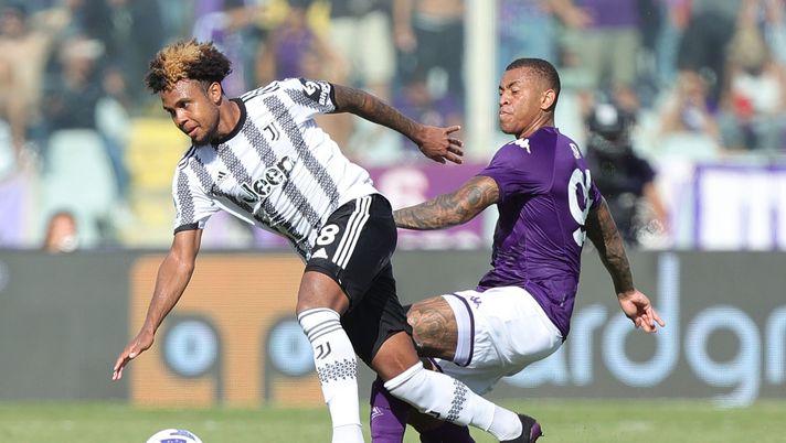 FLORENCE, ITALY - SEPTEMBER 03: Igor Julio dos Santos de Paulo of ACF Fiorentina in action against Wenston James Earl Mckennie of Juventus during the Serie A match between ACF Fiorentina and Juventus at Stadio Artemio Franchi on September 3, 2022 in Florence, Italy. (Photo by Gabriele Maltinti/Getty Images) Juventus, McKennie è sacrificabile: intanto a Napoli pronto un ruolo da protagonista - immagine 1