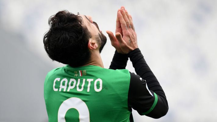 REGGIO NELL'EMILIA, ITALY - JANUARY 17: Francesco Caputo of US Sassuolo reacts after a near miss during the Serie A match between US Sassuolo and Parma Calcio at Mapei Stadium - Città del Tricolore on January 17, 2021 in Reggio nell'Emilia, Italy. Sporting stadiums around Italy remain under strict restrictions due to the Coronavirus Pandemic as Government social distancing laws prohibit fans inside venues resulting in games being played behind closed doors. (Photo by Alessandro Sabattini/Getty Images) Caputo segna… ma la Gazzetta lo boccia: “Non sufficiente, gli manca il morso” - immagine 1