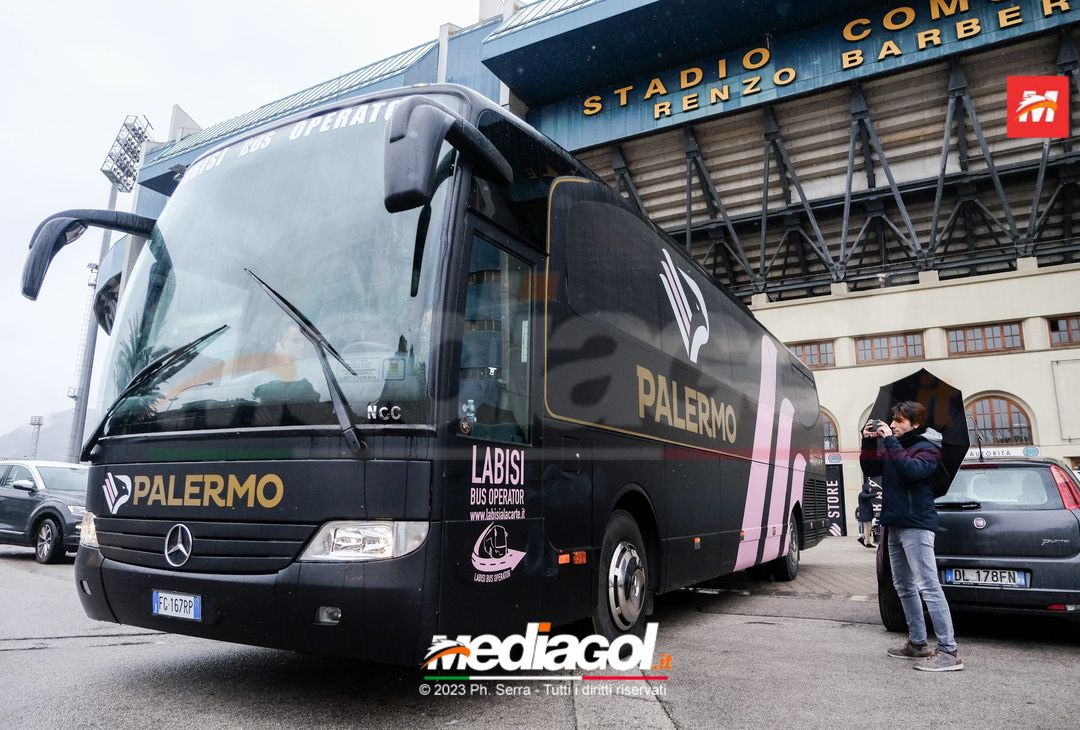 FOTO Genoa-Palermo, i rosanero in partenza dallo stadio “Renzo Barbera” (Gallery) - immagine 42