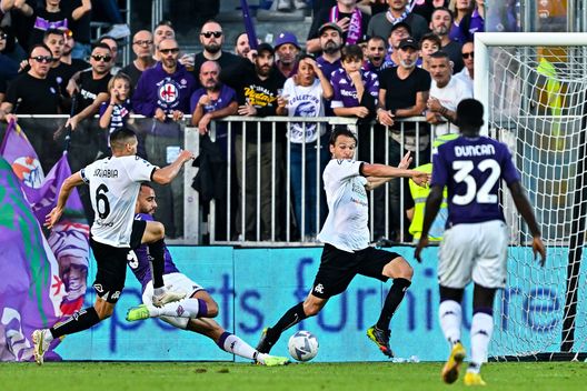 LA SPEZIA, ITALY - OCTOBER 30: Arthur Cabral of Fiorentina (2nd from L) scores a goal during the Serie A match between Spezia Calcio and ACF Fiorentina at Stadio Alberto Picco on October 30, 2022 in La Spezia, Italy. (Photo by Simone Arveda/Getty Images) Milenkovic più king Arthur. Come ci piace vincere così- immagine 2