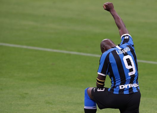 MILAN, ITALY - JUNE 21: Romelu Lukaku of FC Internazionale celebrates after scoring the opening goal during the Serie A match between FC Internazionale and UC Sampdoria at Stadio Giuseppe Meazza on June 21, 2020 in Milan, Italy. (Photo by Emilio Andreoli/Getty Images) MILAN, ITALY - JUNE 21: Romelu Lukaku of FC Internazionale celebrates after scoring the opening goal during the Serie A match between FC Internazionale and UC Sampdoria at Stadio Giuseppe Meazza on June 21, 2020 in Milan, Italy. (Photo by Emilio Andreoli/Getty Images)