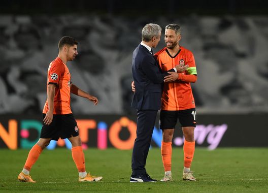 MADRID, SPAIN - OCTOBER 21: MADRID, SPAIN - OCTOBER 21: Marlos of Shakhtar Donetsk is congratulated by Luis Castro, Head Coach of Shakhtar Donetsk following the UEFA Champions League Group B stage match between Real Madrid and Shakhtar Donetsk at Estadio Alfredo Di Stefano on October 21, 2020 in Madrid, Spain. The game will be played behind closed doors as a COVID-19 precaution. (Photo by Denis Doyle/Getty Images) MADRID, SPAIN - OCTOBER 21: MADRID, SPAIN - OCTOBER 21: Marlos of Shakhtar Donetsk is congratulated by Luis Castro, Head Coach of Shakhtar Donetsk following the UEFA Champions League Group B stage match between Real Madrid and Shakhtar Donetsk at Estadio Alfredo Di Stefano on October 21, 2020 in Madrid, Spain. The game will be played behind closed doors as a COVID-19 precaution. (Photo by Denis Doyle/Getty Images)