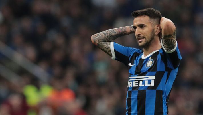 MILAN, ITALY - OCTOBER 06: Matias Vecino of FC Internazionale shows his dejection during the Serie A match between FC Internazionale and Juventus at Stadio Giuseppe Meazza on October 6, 2019 in Milan, Italy. (Photo by Emilio Andreoli/Getty Images) Vecino, calvario senza fine: “Tempi più lunghi per un’infezione: quando tornerò” - immagine 1