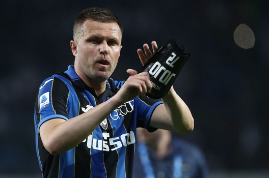 BERGAMO, ITALY - MAY 21: Josip Ilicic of Atalanta BC salutes the crowd at the end of Serie A match between Atalanta BC and Empoli FC at Gewiss Stadium on May 21, 2022 in Bergamo, Italy. (Photo by Marco Luzzani/Getty Images) Verona, lotta con il Bologna per un ex viola: sarà lui il dopo Barak- immagine 2