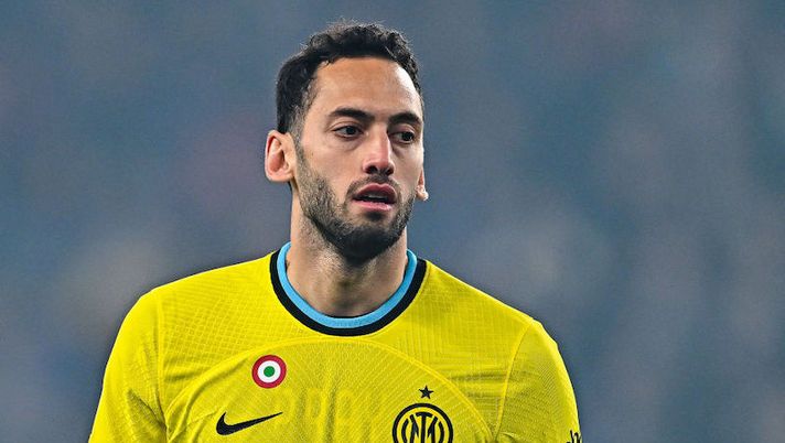 GENOA, ITALY - FEBRUARY 13: Hakan Calhanoglu of Inter looks on during the Serie A match between UC Sampdoria and FC Internazionale at Stadio Luigi Ferraris on February 13, 2023 in Genoa, Italy. (Photo by Simone Arveda/Getty Images) NEWS – Calhanoglu, Mazzocchi, Chiesa, Immobile, Holm, Maldini, Muriel, Zapata, Leao: le novità - immagine 1
